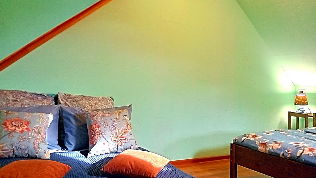 На берегу озера с лебедями, в центре, с камином и антресольным этажом