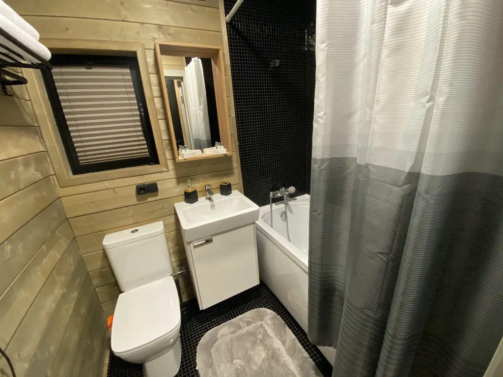 Домик ЕЖЕВИКА. Большой пруд с пляжем в глэмпинге "Усадьба Ягодное".