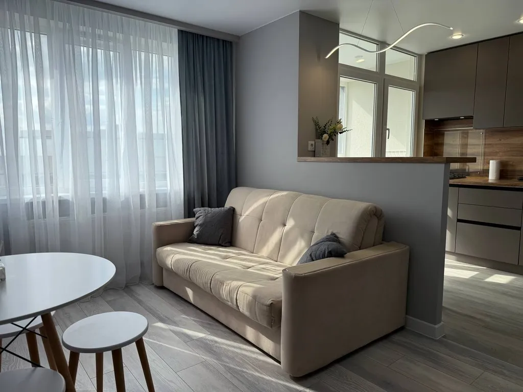 Студия с панорамными окнами и атмосферным видом