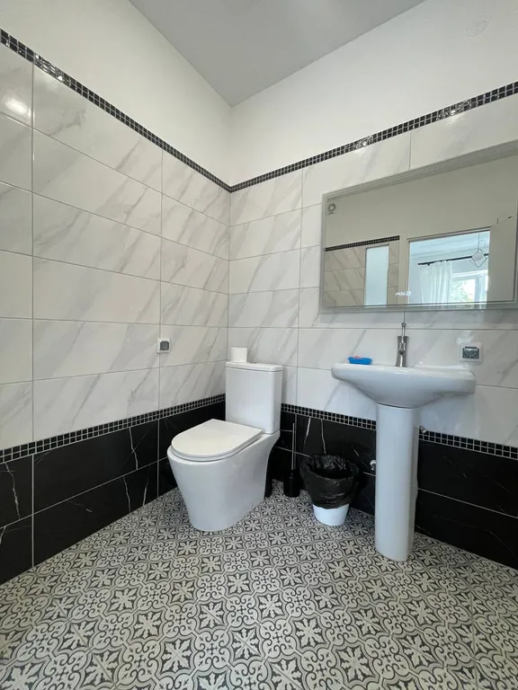 Семейные апартаменты в черно- белом стиле