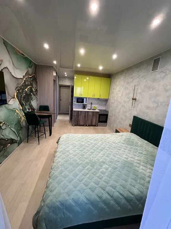 Просторная студия с дизайнерским ремонтом