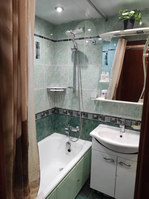 Уютная квартира с роскошной кроватью (2*2м) из натурального дерева