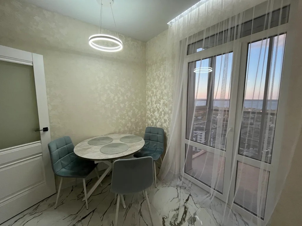 Квартира с панорамным видом на город и озеро на 20-ом этаже