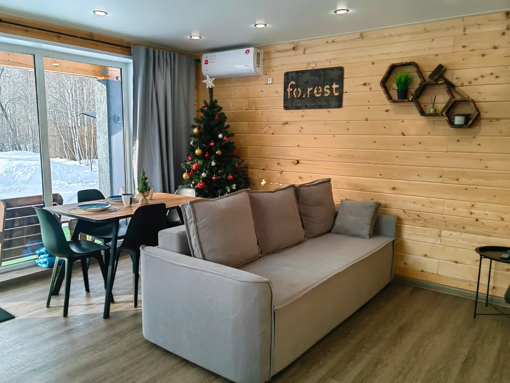 Уединенный домик возле леса