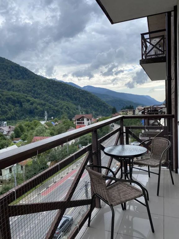 Евродвухкомнатный апартамент с балконом и видом на пик Аибга