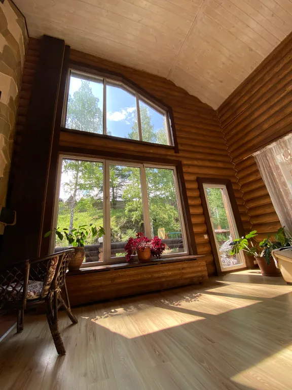 Уютный дом с камином в центре