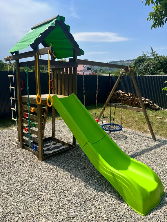 Новый дом с собственной территорией и видом на горы