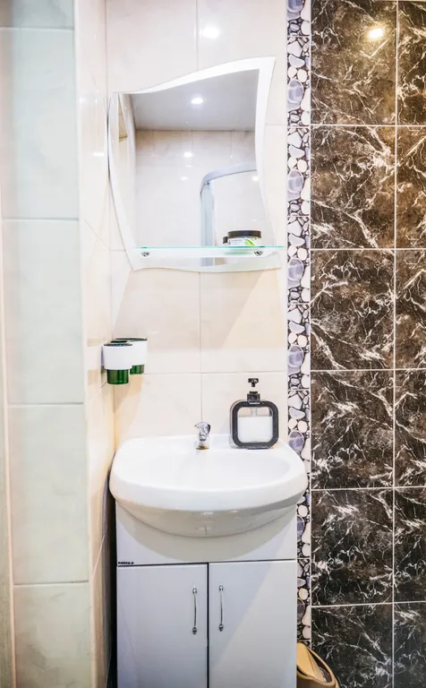 Часть дома с балконом