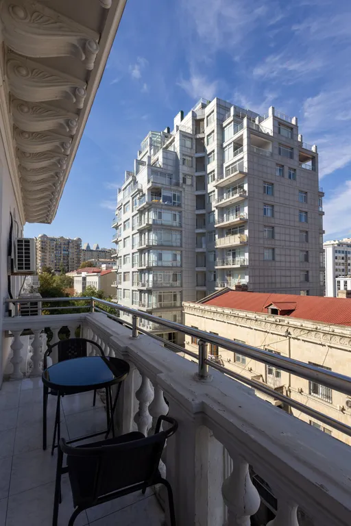 Апартаменты с видом на торговую улицу