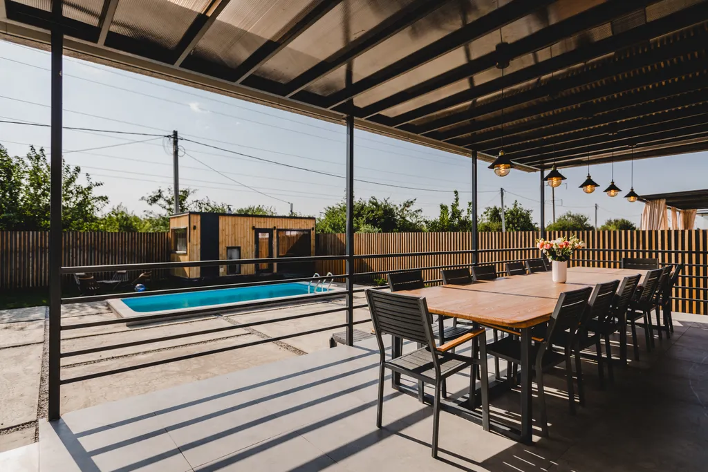 Загородный дом с баней и бассейном