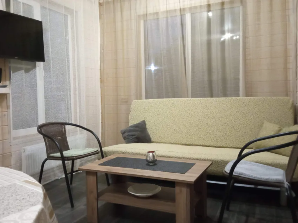 Коттедж Двухэтажный апартамент в доме на берегу озера — Луга