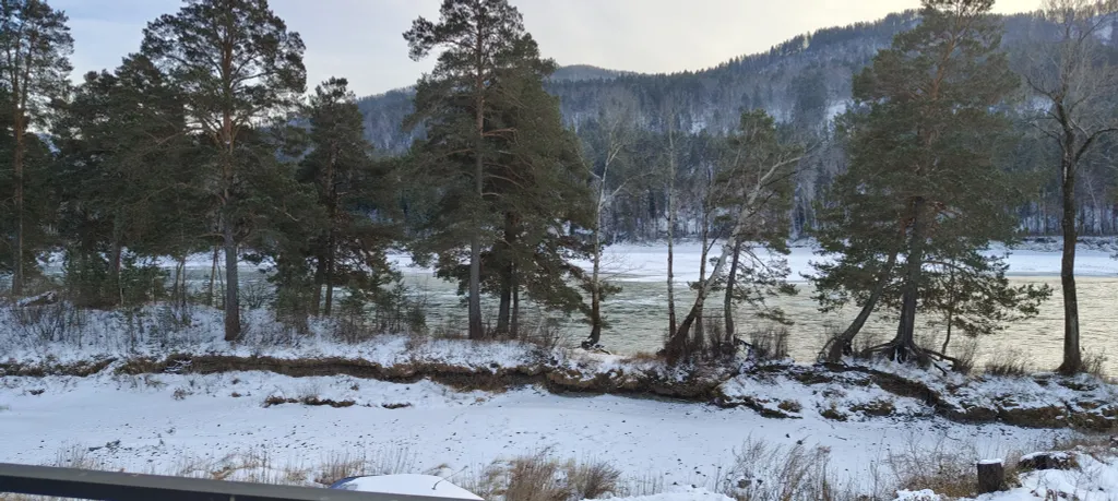 Современные студии на берегу реки