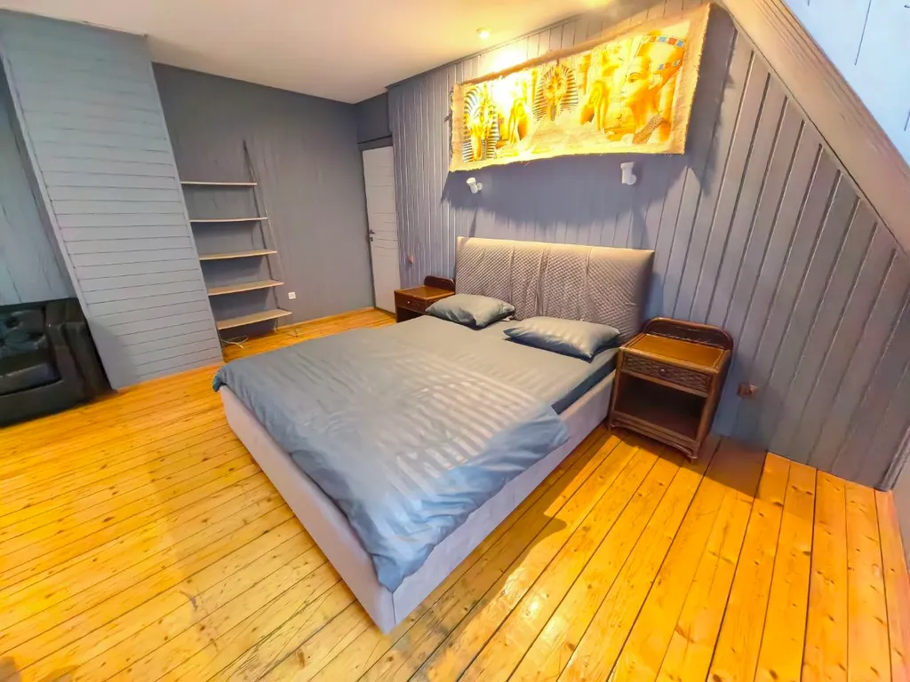 Дом с бассейном у леса