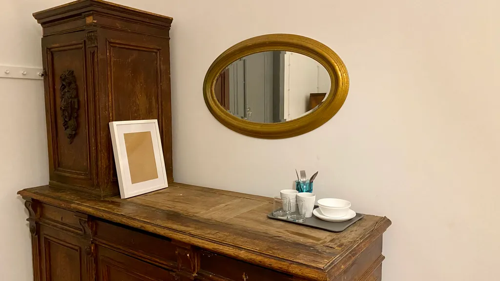 Комната с высокими потолками в центре