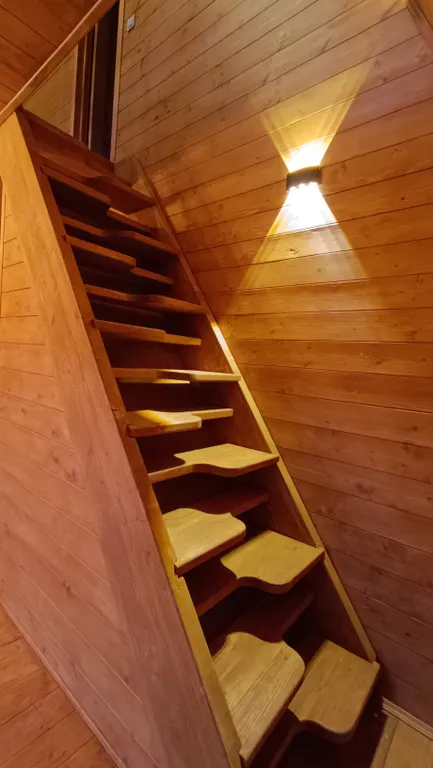 Большой деревянный треугольный дом (афрейм) с видом на бештау