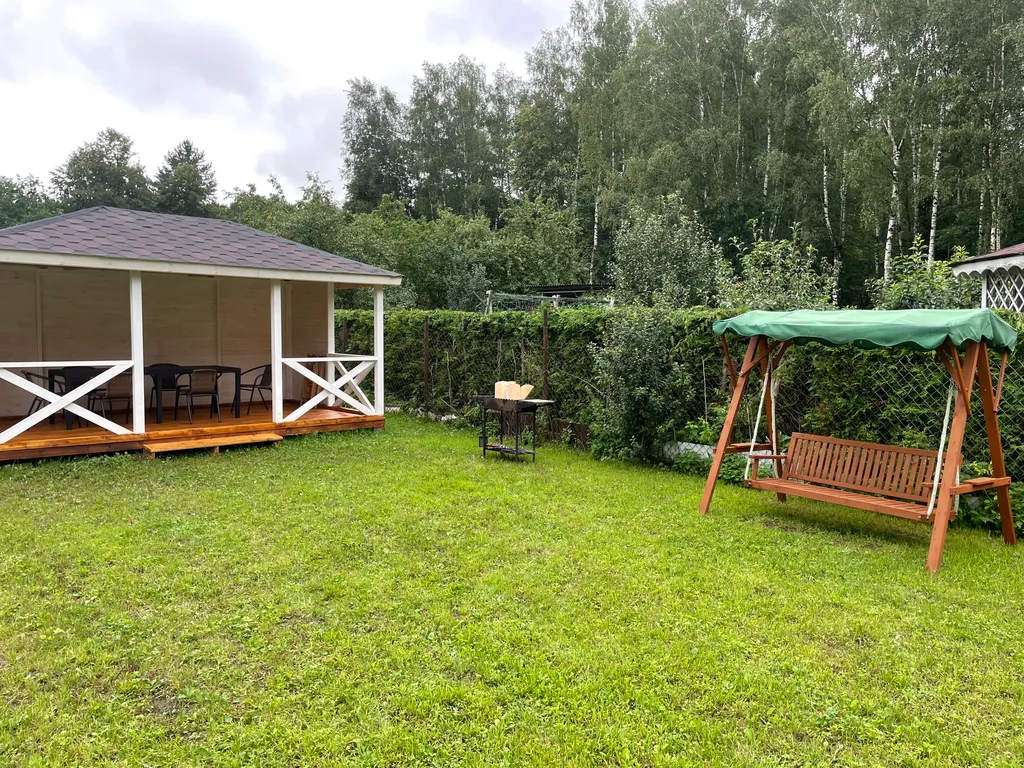 Уютный дом в окружении леса