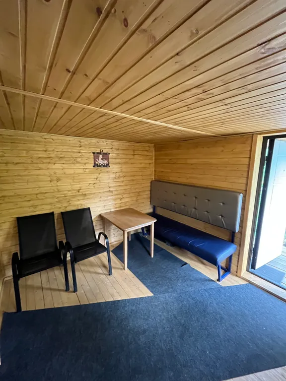 Дом и баня у скалы