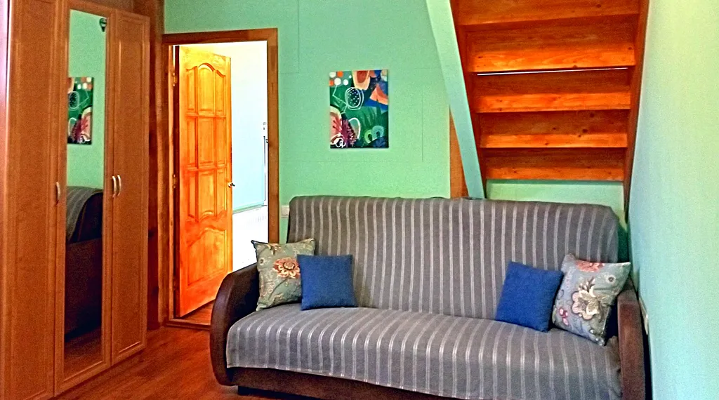 На берегу озера с лебедями, в центре, с камином и антресольным этажом