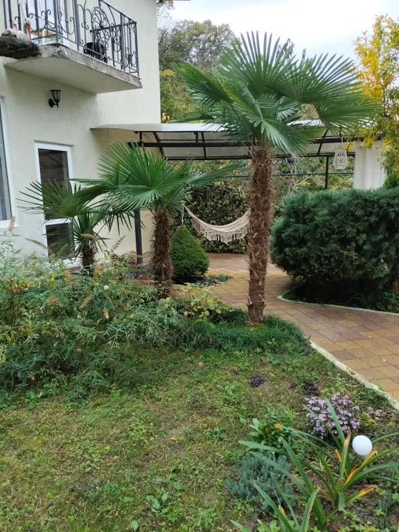 Уютный дом для большой семьи или компании в окружение сада