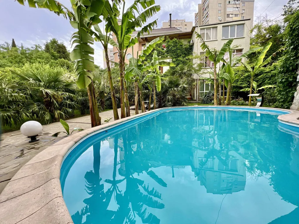 Дом в Гаспре с бассейном и беседкой