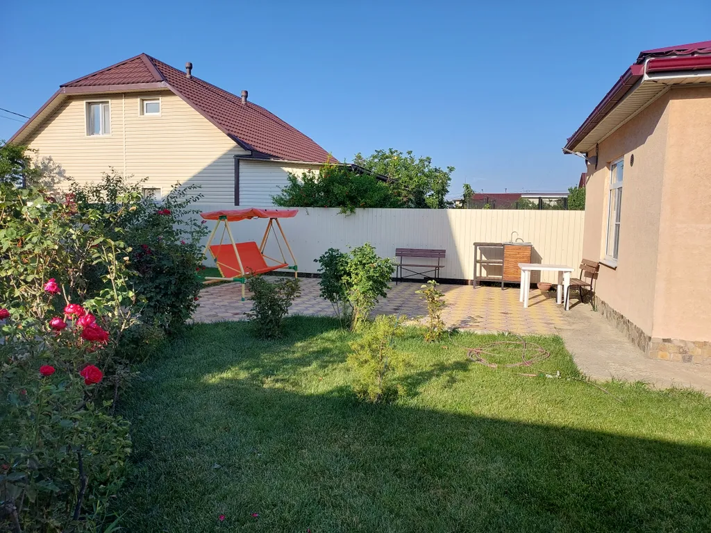 Уютный домик в окружении зелени