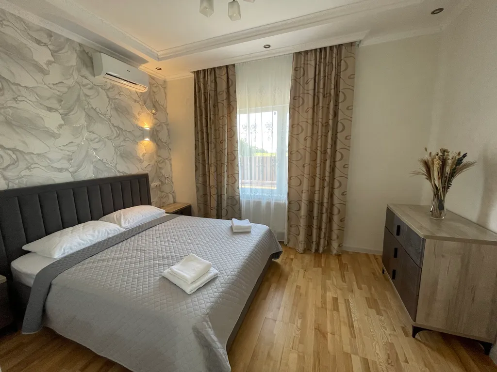 Уютный дом с теплым бассейном у термальных источников и аквапарка