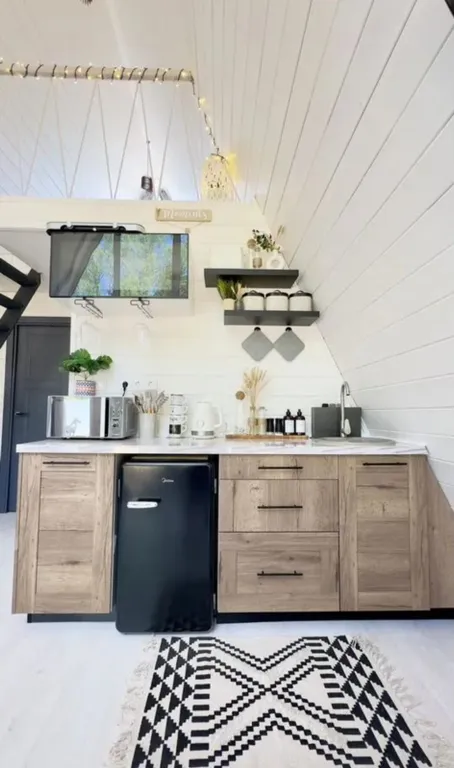 Дом в окружении леса с чаном и баней на территории