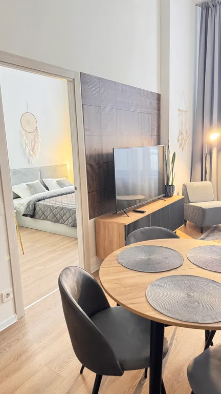 Евродвушка с высокими потолками и большими окнами, 2 кровати