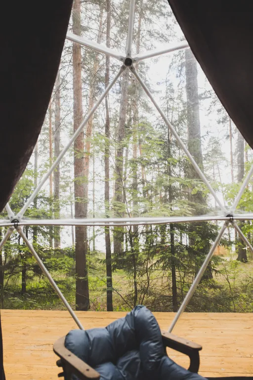 Уютный купольный домик на берегу пруда