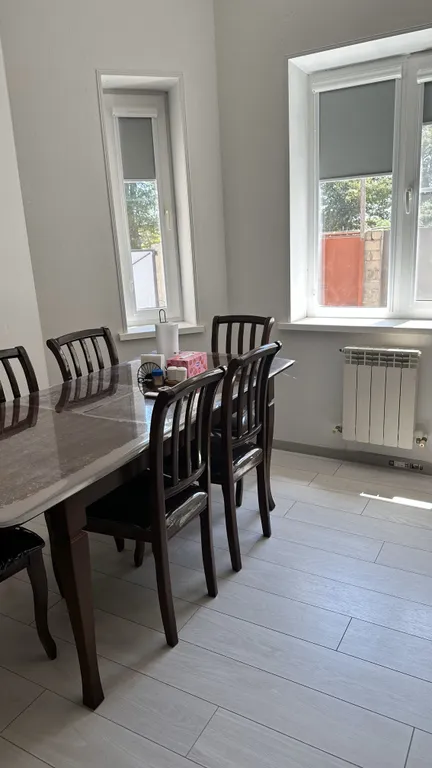 Большой двухэтажный дом в черте города и недалеко от моря