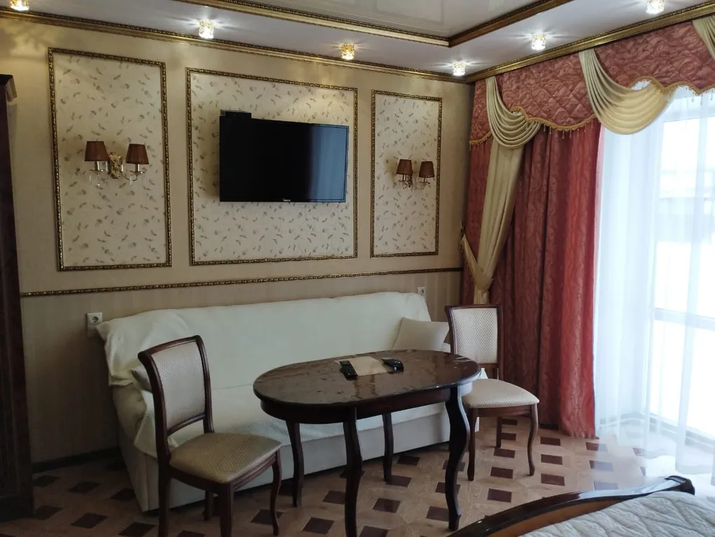 Полулюкс 2-местный с двуспальной кроватью + диван