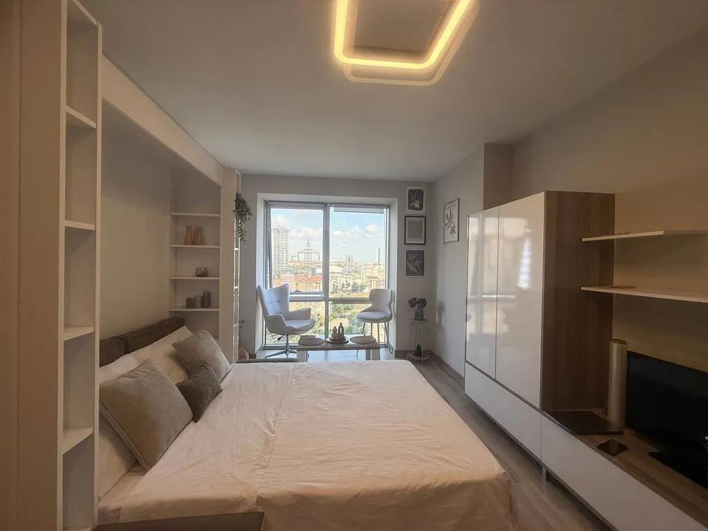 Studio apt with pool and gym near metrobus station