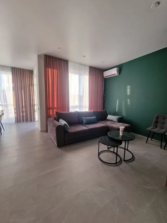 Уютный домик в стиле hi-tech на берегу реки