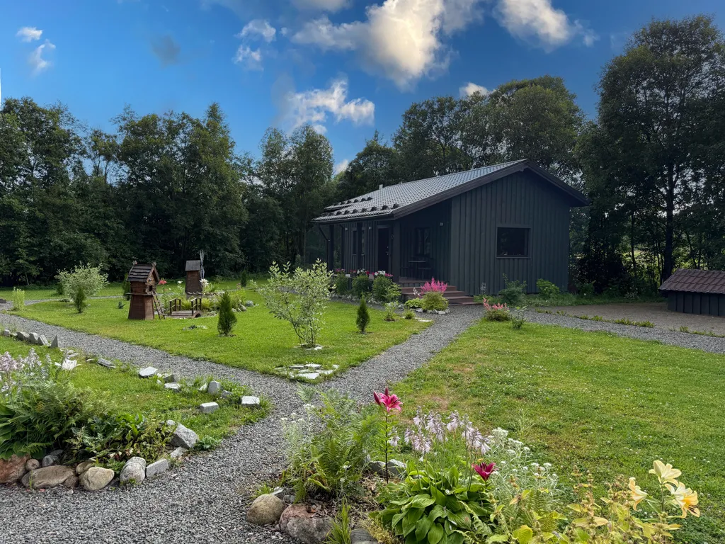 Дом в окружении заповедного леса у подножия горы Варамяки