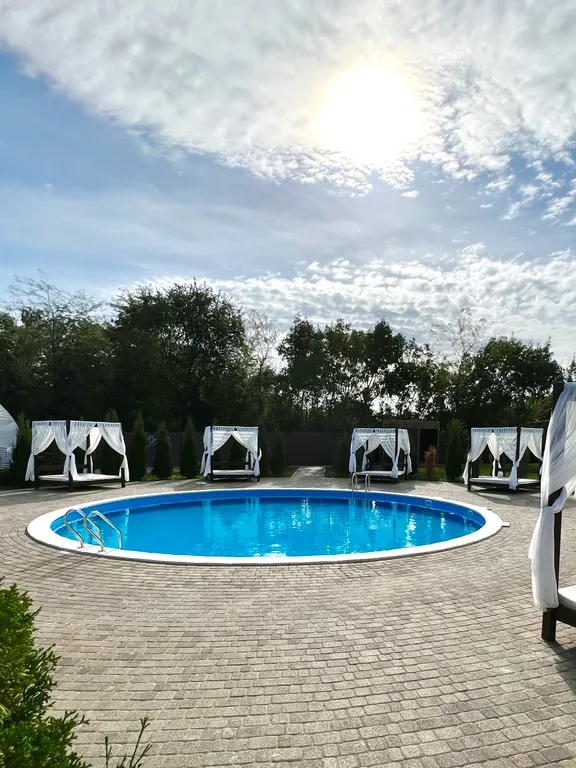 А-фрейм с бассейном и видом на озеро