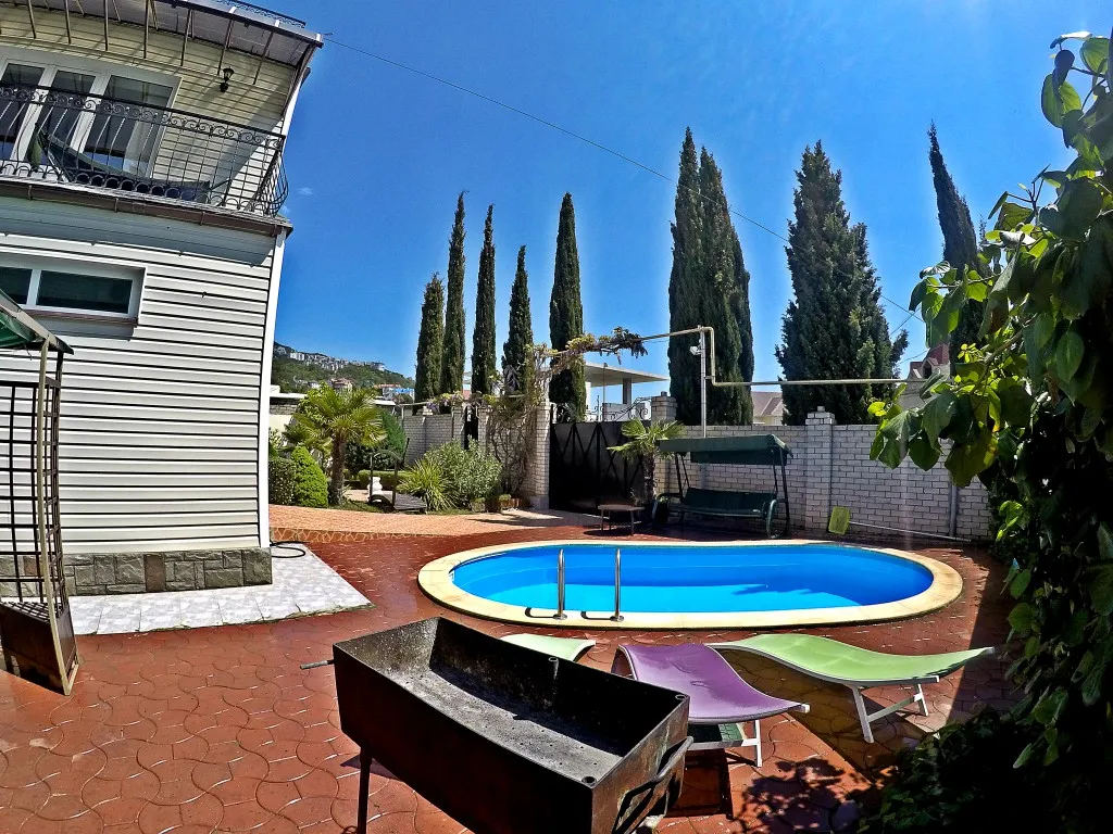 Дом в Ялте с бассейном и сауной