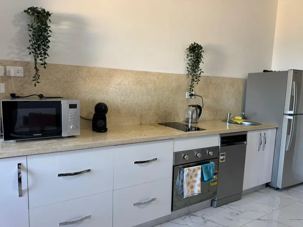 Уютная студия в терракотовом цвете на берегу моря, первая линия