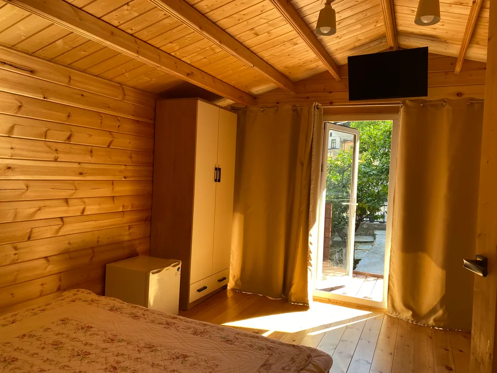 Коттедж у водопада