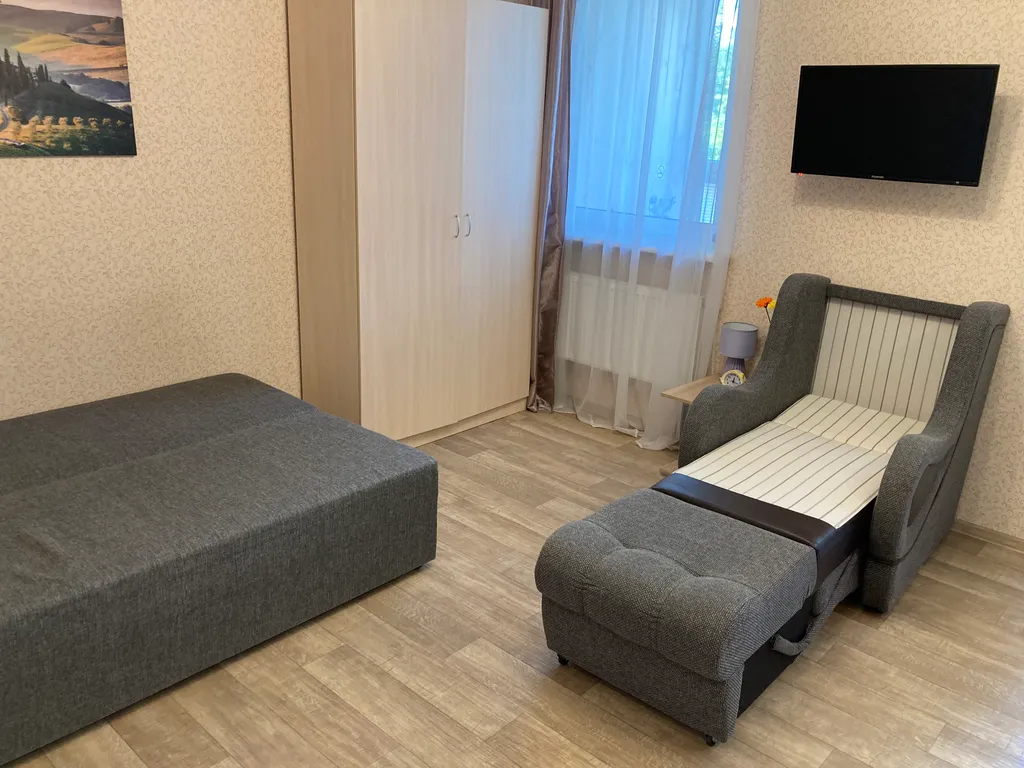 Просторная студия с огромной лоджией у озера