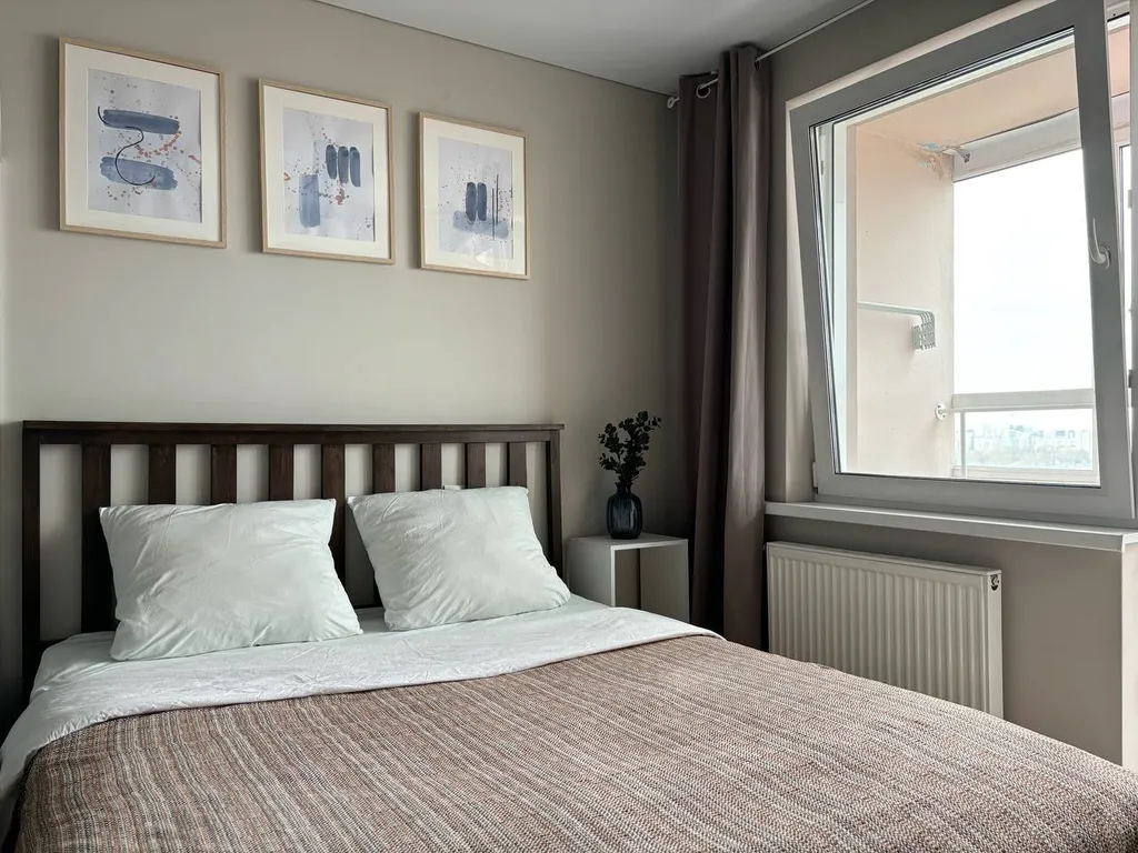 Студия с видом на город