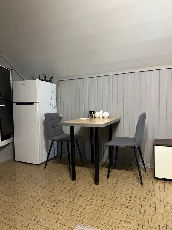 Уютная комната с видом на горы на побережье