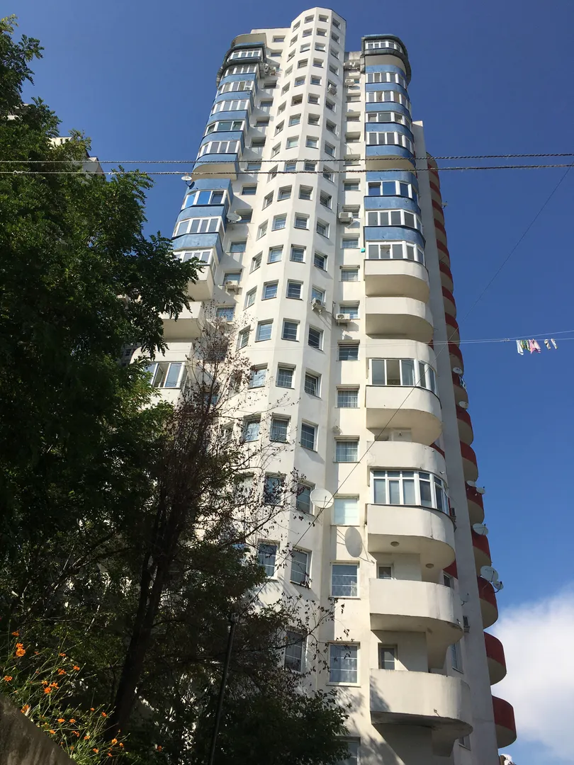 Дом монолитный, один подъезд.