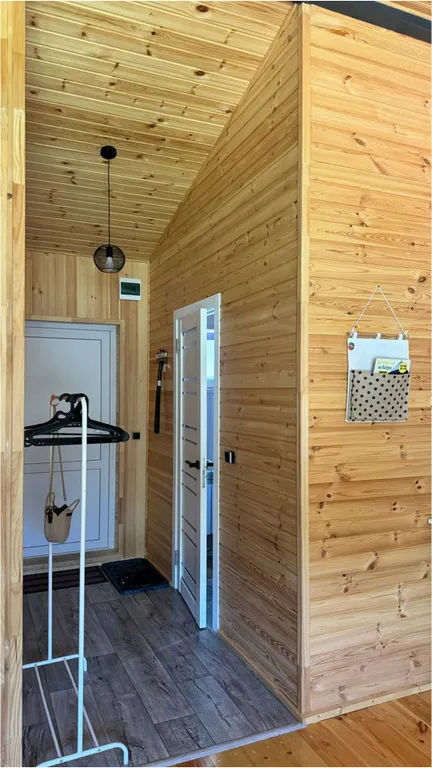 Современные студии на берегу реки