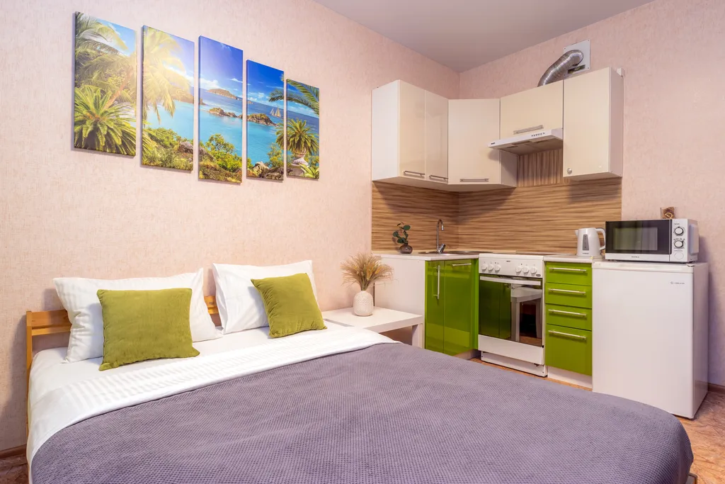 Яркая студия у озера