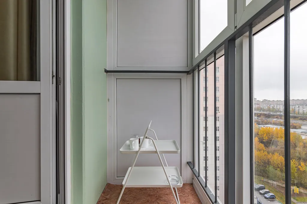 Уютная студия с качелью, у озера