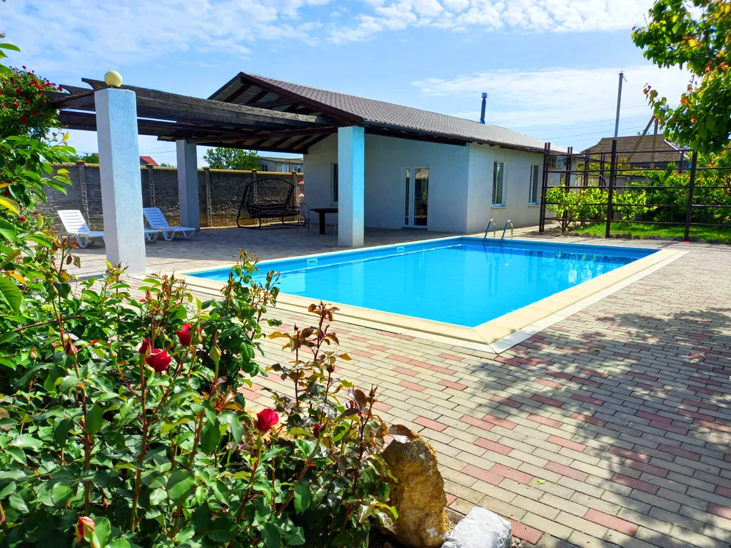 Коттедж Дом с бассейном — аренда посуточно в Молочное