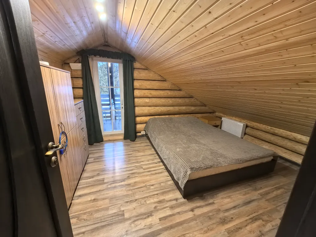 Дом из рубленого бревна с камином