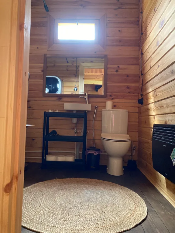 Домик с печью/камином в окружении природы