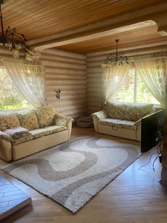 Уютный дом на побережье, на опушке соснового бора