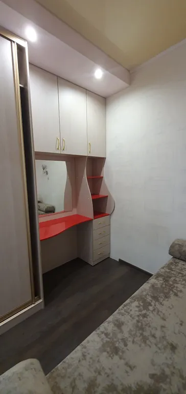 Уютная студия с отдельной спальной зоной, рядом с Иртышом